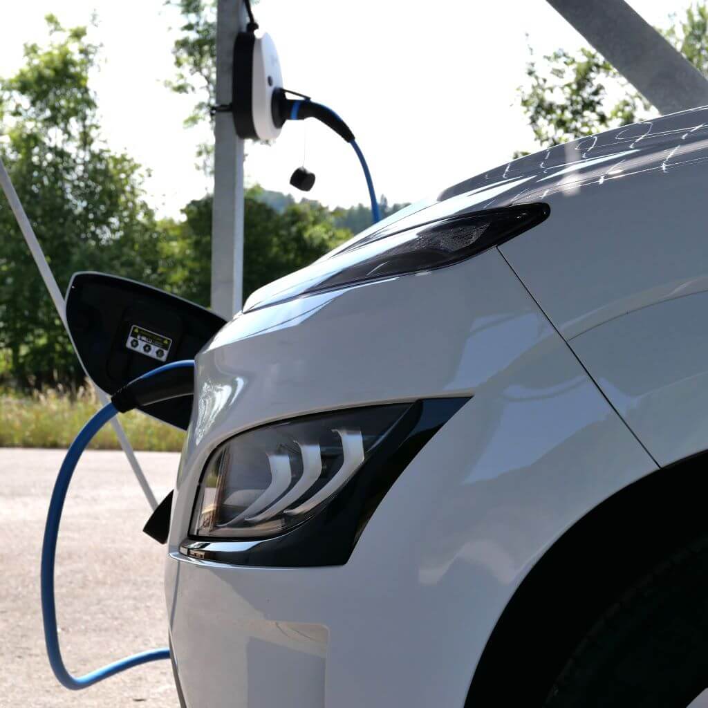 PV Carport mit Wallbox und Elektroauto