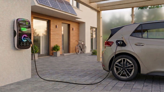 Ein Elektroauto lädt an einer modernen Wallbox im Carport Zuhause. Die smarte Ladestation mit leuchtendem Display und angeschlossenem Ladekabel ist an der Wand eines Einfamilienhauses mit Solardach montiert.